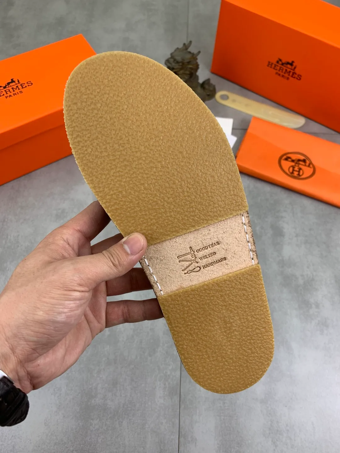 Men's men's shoes 💰P360 new model (genuine leather outsole series) new colors are coming simultaneously on the official website [HERMES] Hermès series: original development, original anatomy display, exclusive outsole [Material] Sole: original genuine leather sole with cow essence film 🌸. Fabric Original calfskin Lining: Imported cowhide, delicate and soft Code number: 38-44